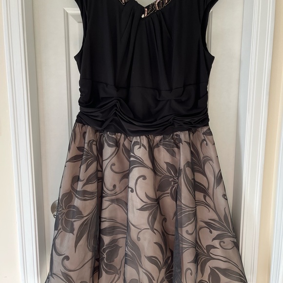 Gorgeous special occasion, dress formal black top in knit in a V-neck - Picture 5 of 8